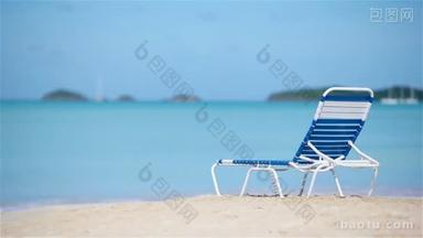 一个日光浴在白色热带加勒比海滩